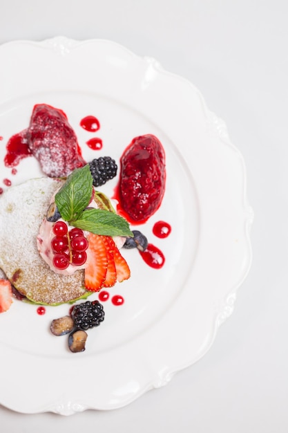 Deser na talerzu z owocami